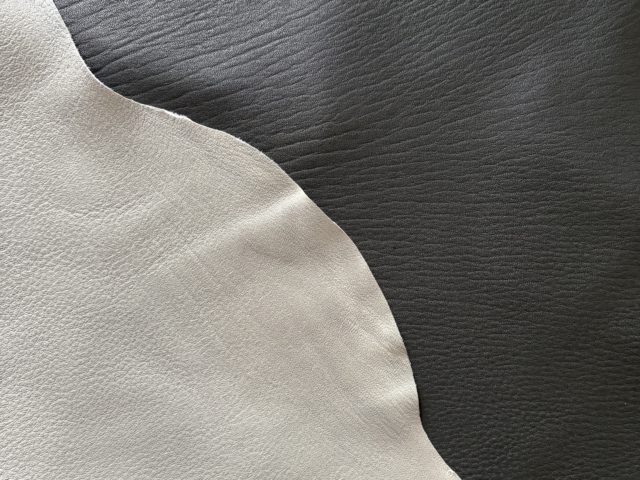 グレーとブラックの色比較